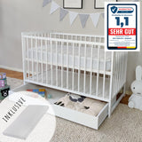 Babybett Kinderbett 60x120 Gitterbett Baby Bett Komplett-Set Beistellbett mitwachsend, Lattenrost höhenverstellbar mit abnehmbaren Sprossen | weiß Kiefer-Vollholz