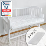Babybett Beistellbett 90x40 cm mit Matratze, umbaubar zu 90x55 cm, 9 mal verstellbare Liegehöhe, auch als Babywippe nutzbar, Kiefer-Vollholz in weiß
