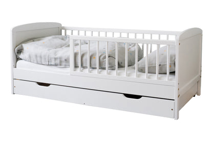 Kinderbett 140x70 cm mit Matratze (optional), Lattenrost, Schublade und Raufallschutz Vollholz in weiß - 70 x 140 perfekte Größe nach Gitterbett Babybett