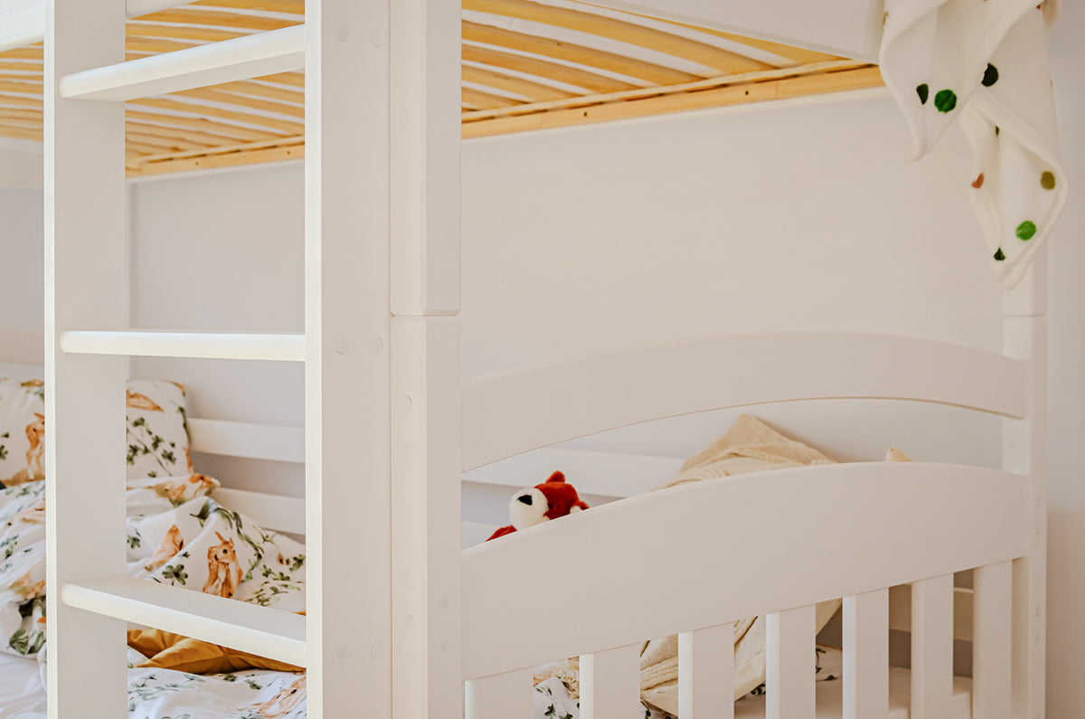 Hochbett 90x200 cm Etagenbett mit zwei Schubladen, Lattenrost, Rausfallschutz, umbaubar in zwei Einzelbetten, aus Vollholz massiv, Funktionsbett