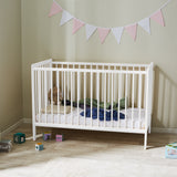 Babybett Kinderbett 60x120 Gitterbett Baby Bett Komplett-Set Beistellbett mitwachsend, Lattenrost höhenverstellbar mit abnehmbaren Sprossen | weiß Kiefer-Vollholz