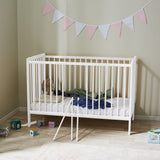 Babybett Kinderbett 60x120 Gitterbett Baby Bett Komplett-Set Beistellbett mitwachsend, Lattenrost höhenverstellbar mit abnehmbaren Sprossen | weiß Kiefer-Vollholz