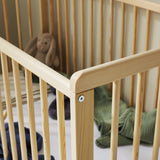Babybett Kinderbett 60x120 Gitterbett Baby Bett Komplett-Set Beistellbett mitwachsend, Lattenrost höhenverstellbar mit abnehmbaren Sprossen | weiß Kiefer-Vollholz