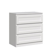 Commode blanche avec un cadre décoratif délicat, petite table de chevet dans le couloir de la chambre, armoire, buffet, buffet haut avec tiroirs