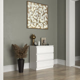 Commode blanche avec un cadre décoratif délicat, petite table de chevet dans le couloir de la chambre, armoire, buffet, buffet haut avec tiroirs