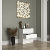 Commode blanche avec un cadre décoratif délicat, petite table de chevet dans le couloir de la chambre, armoire, buffet, buffet haut avec tiroirs