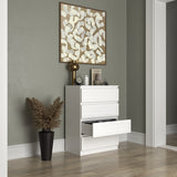 Commode blanche avec un cadre décoratif délicat, petite table de chevet dans le couloir de la chambre, armoire, buffet, buffet haut avec tiroirs
