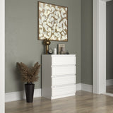 Commode blanche avec un cadre décoratif délicat, petite table de chevet dans le couloir de la chambre, armoire, buffet, buffet haut avec tiroirs