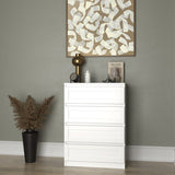 Commode blanche avec un cadre décoratif délicat, petite table de chevet dans le couloir de la chambre, armoire, buffet, buffet haut avec tiroirs