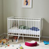 Babybett umbaubar zu Kinderbett 60x120 mit Matratze, Lattenrost und Raufallschutz Vollholz 120 x 60 | weiss sehr stabil Made in Europe