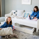 Kinderbett Jugendbett 80x160 und 80x180 cm mit Matratze, Schublade & Rausfallschutz mit punktelastischer Matratze mit Kokos-Naturfaser