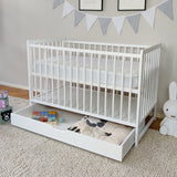 Babybett Kinderbett 60x120 Gitterbett Baby Bett Komplett-Set Beistellbett mitwachsend, Lattenrost höhenverstellbar mit abnehmbaren Sprossen | weiß Kiefer-Vollholz