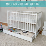 Babybett Kinderbett 60x120 Gitterbett Baby Bett Komplett-Set Beistellbett mitwachsend, Lattenrost höhenverstellbar mit abnehmbaren Sprossen | weiß Kiefer-Vollholz